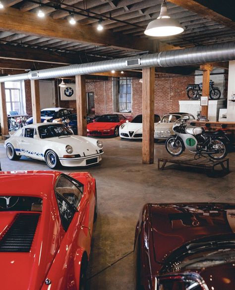 Santiago And Chloe, Vintage Car Garage, Classic Car Garage, Showroom Inspiration, Garage Design Interior, Garage Furniture, Car Barn, Ultimate Garage, Luxury Garage