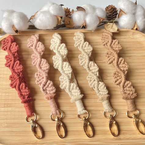 The listing is for one macrame key or purse wristlet only. Wristlet length (total with clamp) - 7.5inches (19cm), palm insert part - 5 inches (12.5cm) 100% cotton macrame strings Goldl/silver clasps CUSTOM ORDER  For any Custom made order please specify the desired colour(s) as well as the colour of the clasp. See the options below.  COLOURS available:  NATURAL BEIGE HOT CHOCOLATE DUSTY ROSE ROSEWOOD METAL CLASPS available in Gold/Silver Feel free to DM if any questions!  PROFESSING TIMES Any Cu Macrame Wristlet Keychain, Diy Wristlet, Flower Macrame, Macrame Wristlet, Feather Keychain, Keychain Macrame, Key Wristlet, Diy Fabric Jewellery, Boho Keychain