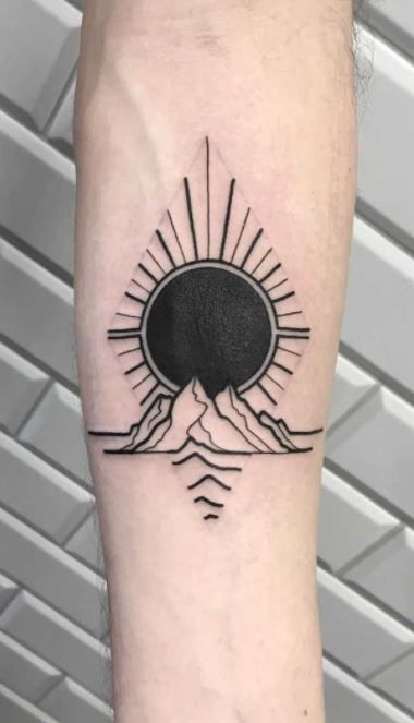 Tato Lingkaran, Simple Dragonfly Tattoo, A Sun Tattoo, Sun Tattoo Meaning, Simple Dragonfly, Circle Tattoo Design, Tattoo Avant Bras, Tato Geometris, Tattoos Sun