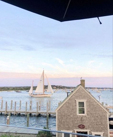 Carolina Do Norte, Nantucket Summer, England Aesthetic, Hamptons Summer, Dream Beach Houses, Coastal Life, Dream Beach, Coastal Towns, Summer Dream