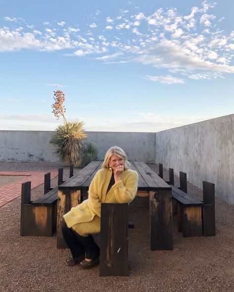 On her recent trip to Marfa, Texa, Martha Stewart did more than visit the destination's must-see spots: She also documented her travels (and her favorite meals and memories) on Instagram. #marthastewart #travel #travelguide #travelideas West Texas Architecture, Bonito, High Desert Aesthetic, Marfa Outfits, Marfa Texas Aesthetic, Marfa Aesthetic, Marfa Modern, Desert Modern Decor, Marfa Wedding