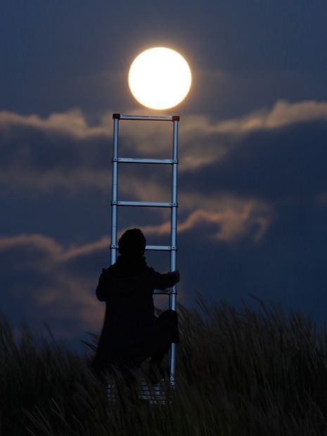 Magical Photos of a Person Playing with the Moon Full Moon Photography, Forced Perspective Photography, Matka Natura, Forced Perspective, Perspective Photography, Moon Images, Shoot The Moon, Moon Photos, Digital Photography School