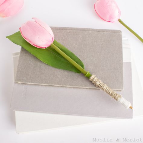 Tulip Pen Tutorial! Bring a bit of spring indoors with these pretty pens! Pen Decorating Ideas, Pen Decoration Ideas, Decorating Pens, Fake Tulips, Decorative Pens, Diy Pens, Pen Tutorial, Fabric Easter Basket, Diy Guest Book