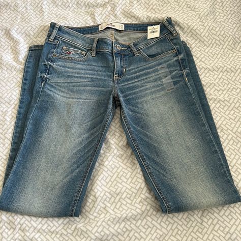 Hollister 5r (27x33) Low Rise, Medium Wash Skinny Jeans Equivalent Of Size 4 In Women's Clothing Approximately 7.5 Inch Rise, 31 Inch Inseam, 14.5 Inch Waist 99% Cotton, 1% Elastane New With Tags! Hollister Jeans Outfits, Low Rise Jeans Aesthetic, 2000s Low Rise Jeans, Low Rise Jeans Outfit 2000s, Low Waisted Jeans Outfit, Flare Jean Outfit, Low Rise Jeans Outfit, Low Rise Straight Leg Jeans, Thrift Clothes