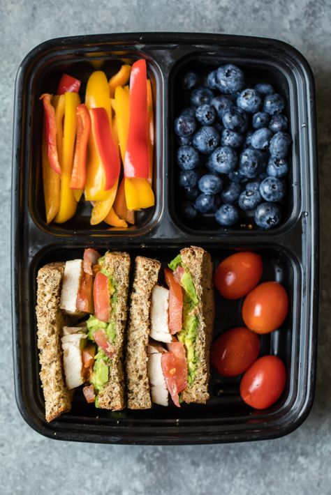 These four easy, protein-packed bento boxes are perfect for a quick lunch or post workout snack on-the-go. Made with wholesome ingredients like Just BARE Chicken, fresh fruits, veggies and grains! PLUS a bonus post-workout dinner for your busy week. #lunchideas #healthylunch #mealprep #mealplan #bentobox #chickenrecipe Healthy Lunch Ideas Bento Boxes, Healty Lunches Ideas For School, Food For School Lunches, School Lunch Ideas For High Schoolers, Bento Easy, Lunchable Ideas, Healthy Lunch Box Ideas, Lunch For School, Lunch Ideas For School