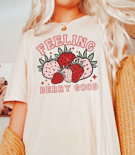 Cute Cricut Designs For Shirts, Strawberry T-shirt, Fruit Tshirt Design, Canva T Shirt Design, Strawberry Shirt Outfit, Canva Tshirt Design, Retro Tshirt Design Graphics, Cute T-shirts, T-shirt Dress