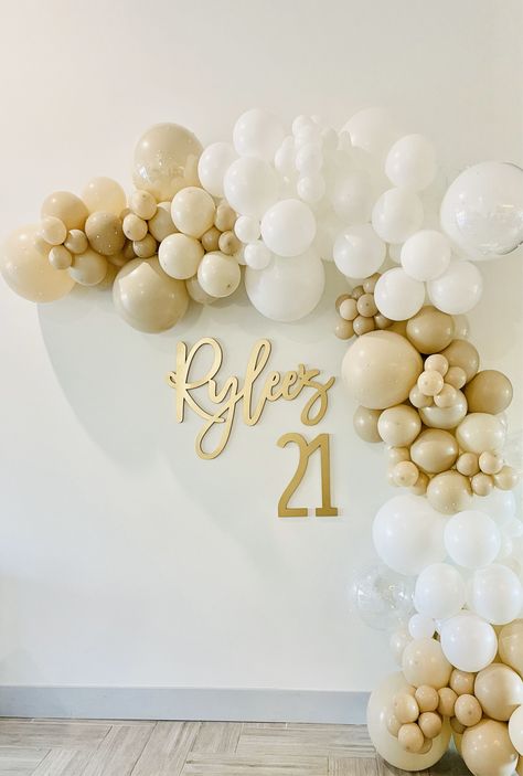 21 St Birthday Party Ideas Decoration, Birthday Decorations 21, 21sr Birthday, 21 Birthday Decorations, Hosting A Party At Home, 21st Birthday Decor, 21st Birthday Sign, 21st Ideas, 21st Birthday Decorations