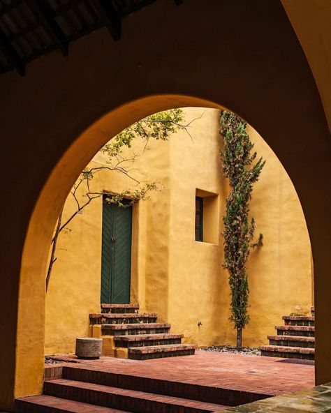 Rachel Brandenberger (@rachelbrandenberger_) • Instagram photos and videos Contemporary Mexican Architecture, South American Architecture, Mexican Architecture Traditional, Maximalist Bathroom Decor, Luis Barragan Architecture, Casa Wabi, Mexican Architecture, Spanish Architecture, Casa Patio