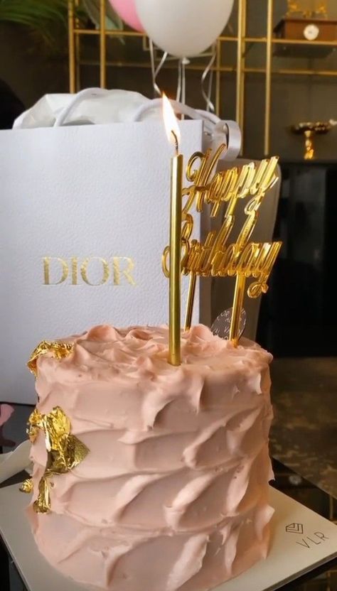 Birthday Gifts Astethic, Gold Birthday Aesthetic, Birthday Party Astethic, Birthday Ideas Balloons, Birthday Astethic, Giveaway Ideas Birthday, Aesthetic Happy Birthday, Balloons Aesthetic, Smile Cake