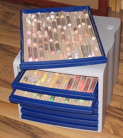 A stationery filing cabinet made useful for storing pastels by adding some corrugated cardboard at the base to stop the pastels from rolling around. Pastel, Sketch Accessories, Pastel Storage, Pastel Tips, Craftroom Storage, Artists Studio, Art Media, Artist Aesthetic, Pastel Watercolor