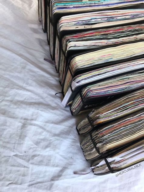 Journal Prompts, Moleskine, Finanse Osobiste, Affiches D'art Déco, Album Aesthetic, Journal Aesthetic, Scrapbook Journal, Journal Writing, Study Motivation