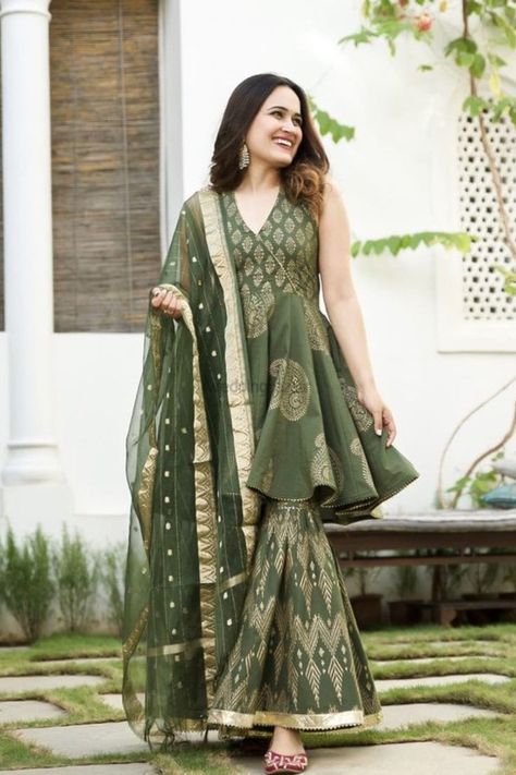 Green Sharara, Sharara Designs, Mehendi Outfits, Indian Dresses Traditional, Traditional Indian Outfits, Trendy Dress Outfits, Beautiful Dress Designs, Indian Bridal Outfits, Ethnic Outfits