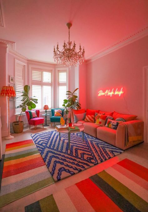 Neon Aesthetic Living Room, Living Room Neon Sign, Neon Lights Living Room, Neon Living Room Aesthetic, Neon Sign Living Room, Neon Home Decor, Funky Living Rooms, Neon Bedroom, Neon Signs Home