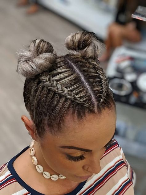 27 Fun Space Bun Hair Ideas To Rock At Your Next Festival Festival Hair Braids, Shorthair Hairstyles Short Styles, Hairstyle Examples, Kadeřnické Trendy, Rave Hair, Hairstyles Natural, Vlasové Trendy, Hairstyles Braided, Hairstyles Men