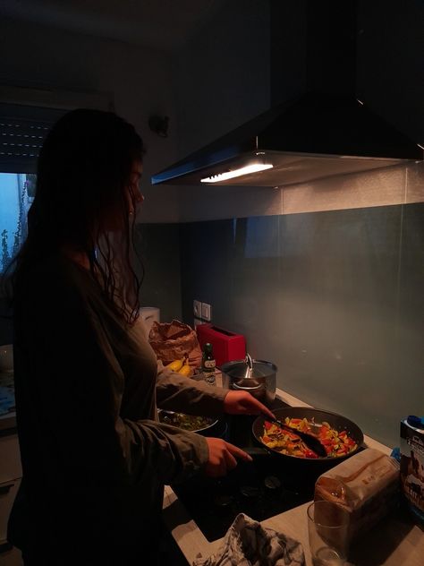 poêle
poivron
cuisine
kitchen
house
maison
girl
fille
plat
meal
good
miam
yummy Cook Aesthetic Girl, Cooking Aesthetic Girl, Girl Cooking Aesthetic, Cook Aesthetic, Cooking Vibes, Puff Aesthetic, Cooking Girl, Fluffle Puff, Pro Era