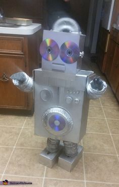 Robot Costume Diy, Robot Halloween Costume, Homemade Robot, Robot Costume, Maker Fun Factory, Robot Craft, Recycled Robot, Robot Birthday Party, Robot Theme