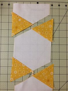 I recently posted some snapshots of this quilt in various places… …and I have gotten some great feedback and requests for a pattern. So I thought I would put together a little tutorial. This qui... Hexagon And Triangle Quilt Pattern, Hexagon Block Quilts, Framed Hexagon Quilt, Hexagon Quilt Ideas, Equilateral Triangle Quilt, Patchwork Hexagonal, Quilt Hexagon, Hexagon Quilt Pattern, Hexie Quilt