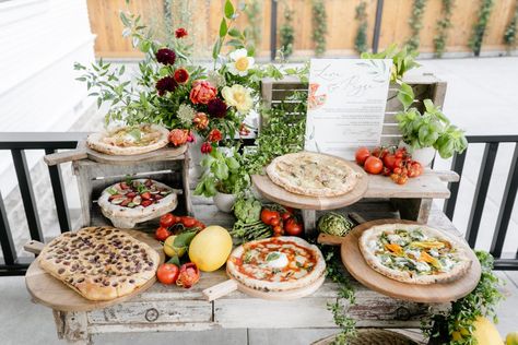 Summer Pizza Party, Backyard Pizza Party, Rustic Pizza, Pizza Station, Summer Pizza, Pizza Wedding, Pizza Buffet, Italian Party, Al Fresco Dinner