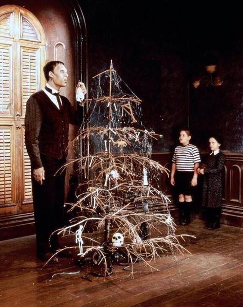The Addams family tree decorating Adams Family Halloween, Addams Familie, Christmas Horror, Scary Christmas, Tree Day, Creepy Christmas, Dark Christmas, Adams Family, The Addams Family