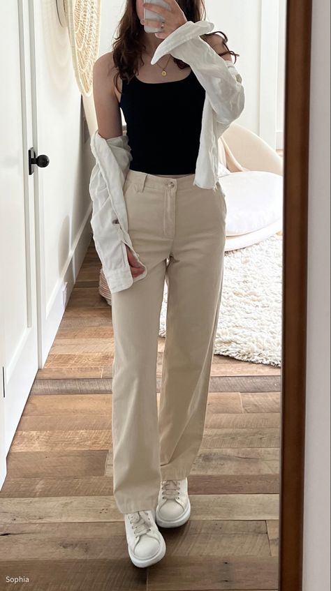 Outfits Escuela, Cream Jeans Outfit, Beige Jeans Outfit, Cream Pants Outfit, Beige Pants Outfit, Colored Pants Outfits, Loose Pants Outfit, Outfits Sommer, Simple Style Outfits