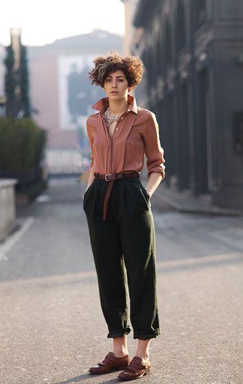 silk blouse and loafers Estilo Tomboy, The Sartorialist, Mode Retro, Dandy Style, Photo Walk, Vintage Lifestyle, Character Aesthetics, Retro Mode, Mode Casual