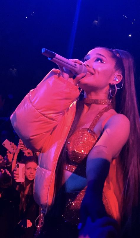 Ariana Grande Singing, Sweetener Tour, Ariana Tour, Ariana Grande Concert, Ariana Grande Sweetener, Ariana Grande Cute, Ariana Grande Style, Arianna Grande, Ariana Grande Wallpaper