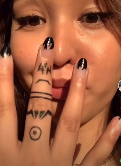 Anime Henna Ideas, Sakuna Jujutsu Hand Tattoo, Tato Jari Sukuna, Simple Mini Tattoo Ideas, Tato Tangan Aesthetic, Anime Henna Tattoo, Sukuna Tatooes, Henna Anime Design, Cool Things To Draw On Your Hand With Sharpie