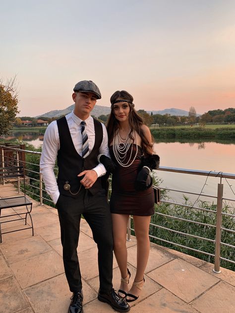 Couples Costume Peaky Blinders, Roaring 20s Guys Outfit, Great Gatsby Guy Outfit, 20s Halloween Costume Men, Couples Costumes Peaky Blinders, Gatsby Men’s Outfit, 1920 Halloween Costumes Couple, Gatsby Party Men Outfits, Great Gatsby Halloween Costume Couple