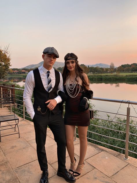 Couples Costumes Peaky Blinders, Couples Costume Peaky Blinders, Roaring 20s Guys Outfit, Great Gatsby Guy Outfit, 20s Halloween Costume Men, Gatsby Men’s Outfit, 1920 Halloween Costumes Couple, Gatsby Party Men Outfits, Flapper And Mobster Costume