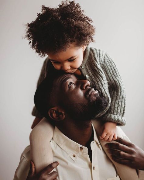Family Potrait, Family Studio Photography, Cute Family Photos, Family Photoshoot Poses, Father And Baby, Confidence Kids, Intentional Parenting, Black Fathers, Lifestyle Photography Family