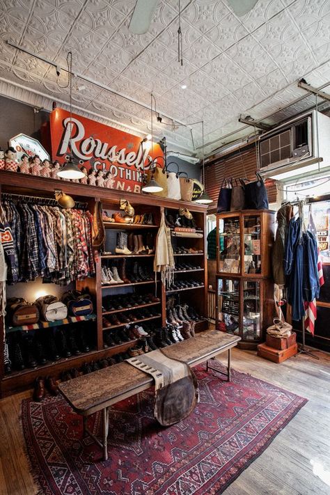 Thrift store heaven Men’s Boutique, Western Store Display Ideas, Mercantile Store Ideas, Vintage Clothing Display, San Myshuno, Clothing Store Interior, Men Closet, Store Interiors, Shop House Plans