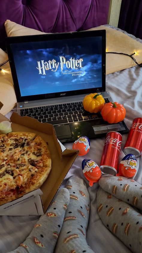 Harry Potter, movie night, movie time, pizza, cola, cozy evening, autumn aesthetic, cozy autumn evening Aesthetic Fall Sleepover, Fall Cozy Movie Night, Cozy Night In Ideas, Fall Movies And Shows, Cozy Fall Movies, Fall Aesthetic Movie, Harry Potter Night Ideas, Harry Potter Movie Night Aesthetic, Movie Posters Scary