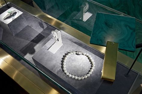 rafael de cardenas designs london store for delfina delettrez Modernism, Surreal Environment, Modernist Furniture, Delfina Delettrez, Contemporary Cabinets, Green Mirrors, Jewel Box, Jewelry Designer, Interior Inspo