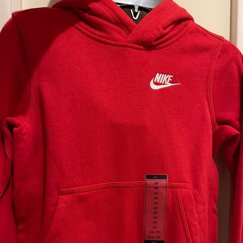 Size Xs Nike Cothes, Nike Air Clothes, Cute Nike Clothes, Football Streetwear, Red Nike Hoodie, Hoodies Nike, 7th Grade Outfits, Nike Fits, Sweat Suits Outfits