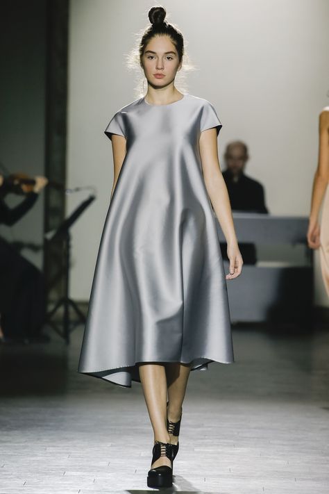 Tamuna Ingorokva Tbilisi Spring 2016 Fashion Show High Fashion, Trapeze Dress Outfit, Grey Silk Dress, Trapeze Dress, 2016 Fashion, Look Chic, Womens Fashion Casual, Silk Dress, Cute Dresses