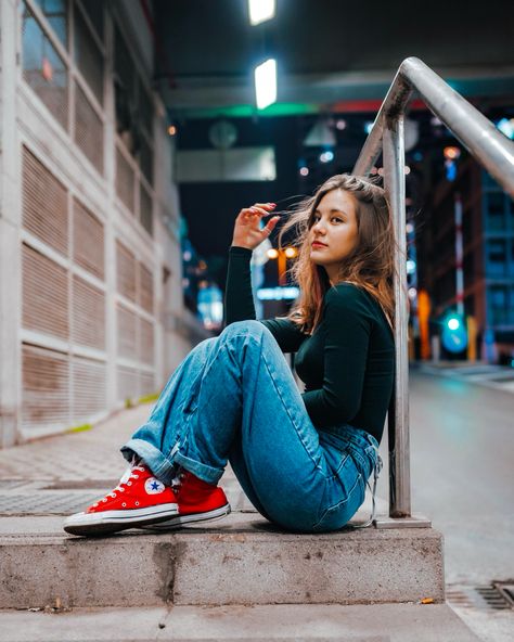 Alleyway Aesthetic Photoshoot, Photoshoot Ideas Beginner, Urban Photo Shoot Ideas, Epic Senior Pictures, Edgy Poses Photography, City Photoshoot Poses, Town Photoshoot Ideas, Standing Pose Photography, Street Photo Poses