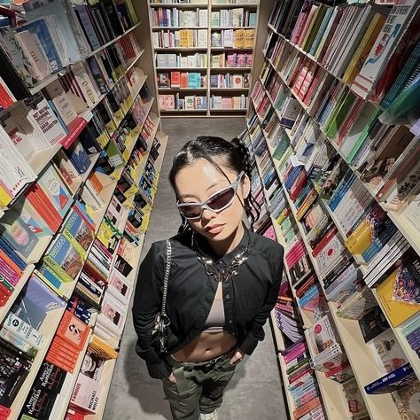 photo inspo y2k library Sunglasses Streetwear, Fashion Inspo Winter, Instagram Pic Ideas, Library Photo Shoot, Grunge Photoshoot, Store Pics, Y2k Photoshoot, Streetwear Photoshoot, Minimal Streetwear