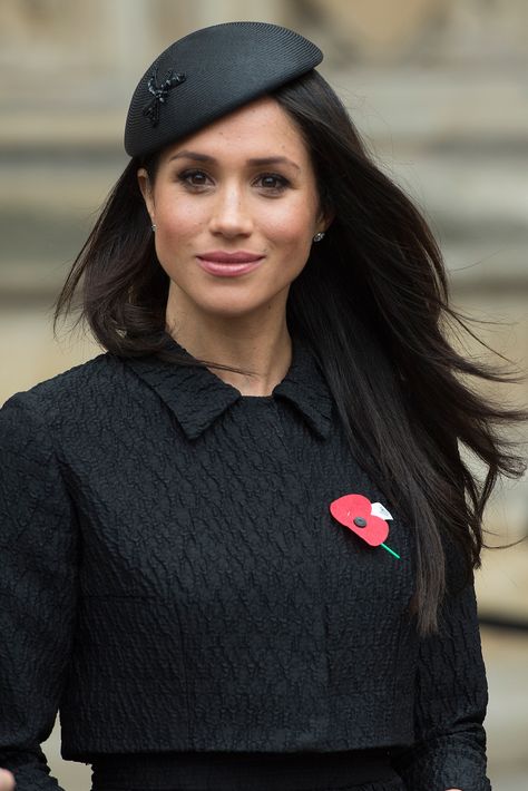 Meghan Markle Puts a Hollywood Spin on This British Accessory During Anzac Day in London Kate Outfits, Meghan Markle Hair, Hat Styling, Estilo Meghan Markle, Family Gossip, Zodiac Couples, Meghan Markle Photos, Meghan Markle News, Prince Harry Et Meghan