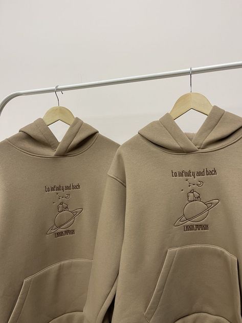 The couple embroidered custom dates hoodied sweaters/sweatshirts as an Anniversary or Valentines Day gift for boyfriend/girlfriend. #embroideredhoodie #embroideredsweatshirt #embroideredtshirt #couplesweaters #couplehoodies #couplesweatshirts #coupletshirts #coupleclothing #matchinghoodies #customhoodie #customsweater #coupleitems #ideaforgift #couplegift #datehoodies #customhoodie #customembroidery #customsweatshirt #customtshirt #valentinesdaygift #valentinesgift Custom Hoodies Ideas, Bff Hoodies, Hoodies Couple, Idea For Anniversary, Couple T Shirt Design, Embroidered Hoodies, Matching Hoodies For Couples, Couple Shirt Design, Couple Set