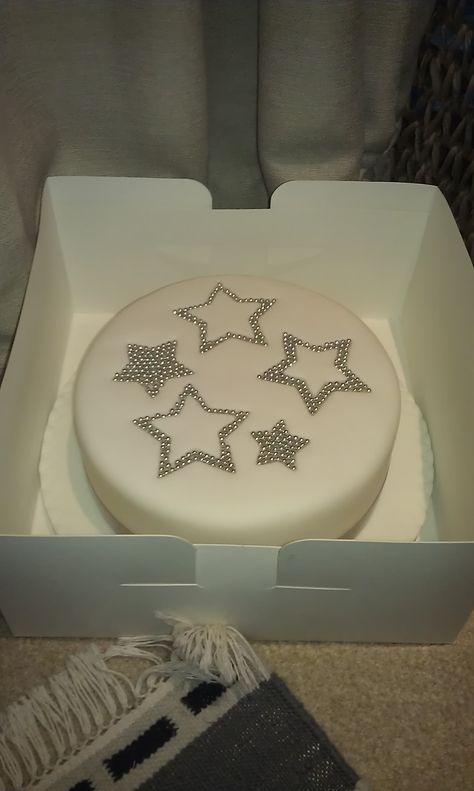 Christmas star cake Fantasy Playlist, Star Cake, Star Cakes, Creative Birthday Cakes, Makanan Diet, Deilig Mat, Pretty Birthday Cakes, Birthday Planning, 17th Birthday