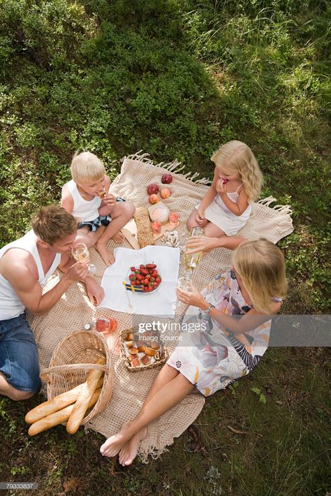 Picnic Family Pictures, Toddler Picnic Photoshoot, Picnic Photo Shoot Family, Family Picnic Photoshoot Summer, Picnic Family Photoshoot Ideas, Family Photo Picnic, Kids Picnic Photoshoot, Picnic Family Photos, Family Picnic Photoshoot Ideas