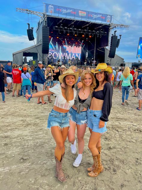 Boots And Hearts Outfits, Oceans Calling Festival Outfit, Country Festival Pictures, Country Beach Aesthetic, Barefoot Country Music Fest Outfits, Country Festival Aesthetic, Country Music Festival Aesthetic, Beach Country Concert Outfit, County Concert Outfit Summer Country