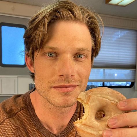 Chris Carmack on Instagram: “Link’s back... doing what Link does! @greysabc #backtowork And yes @erinslaver this is THAT donut and I’m bringing you one home!” Chris Carmack, One Home, Famous Photos, It's A Beautiful Day, Grey Anatomy, Perfect People, Instagram Link, Attractive Guys, Grey’s Anatomy