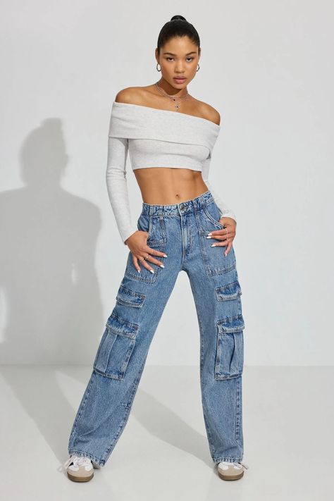 High Rise Wide Cargo Jeans Blue Tes, Light Blue Cargo Pants Outfit, Blue Cargo Pants Outfit, Baggy Cargos, Cargo Jeans Women, Cargo Pants Denim, Baddie Summer Outfits, Baggy Clothes Outfit, Wide Leg Cargo Jeans