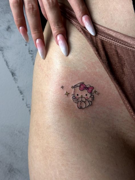 Hello kitty tattoo Hello Kitty Tattoos, Tatuaje Hello Kitty, Tato Minimal, 42 Tattoo, Tato Henna, Cute Hand Tattoos, Small Pretty Tattoos, Cute Little Tattoos, Pretty Tattoos For Women