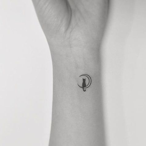 Tiny Cat Tattoo, Yin En Yang, Cat Tattoo Simple, Cat Tattoo Small, Herz Tattoo, Black Cat Tattoos, Petite Tattoos, Muster Tattoos, Cat Tattoo Designs