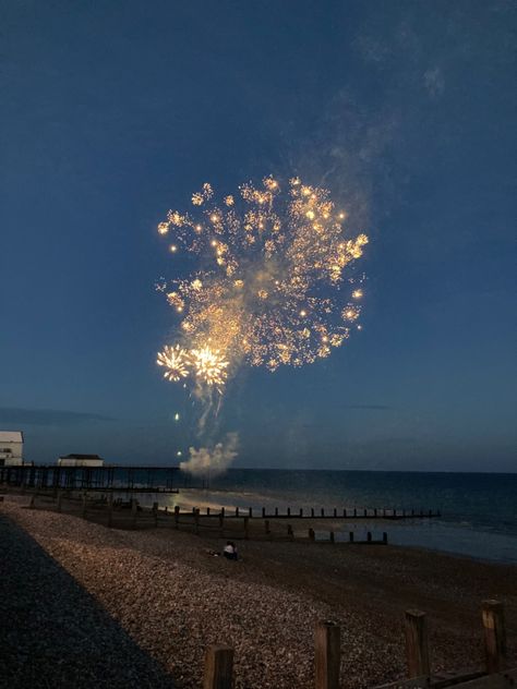 New Years At The Beach, Fireworks Birthday Party, Fireworks Date, Pretty Fireworks, Fireworks Beach, 2000s Theme Party, Beach Fireworks, Vsco Posts, Fireworks Aesthetic