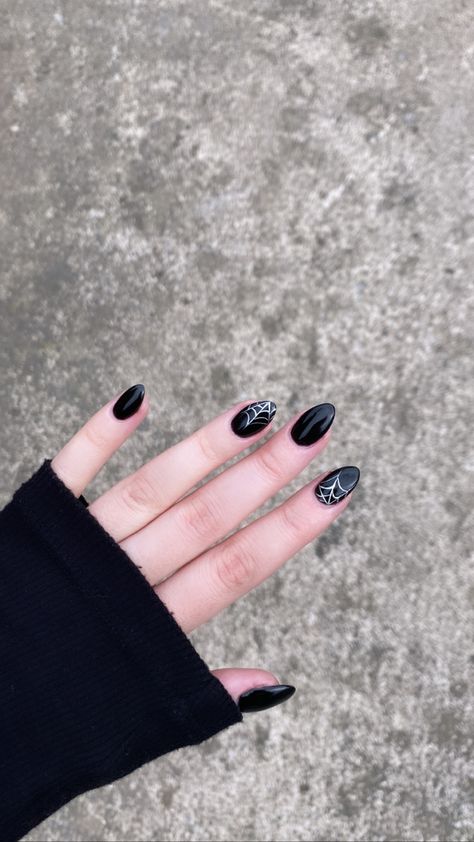 Spiderweb Gel Nails, Halloween Nails Designs Black, Black Almond Nails Designs Halloween, Black Silver Halloween Nails, Grunge Nails Almond Shape, Black Short Almond Nails Designs, Black Halloween Short Nails, Black Oval Halloween Nails, Nail Inspo Halloween Short