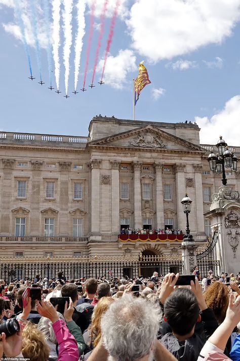 Buckingham Palace reveals more details ahead of Platinum Jubilee Weekend | Daily Mail Online Palace Balcony, British Aesthetic, Buckingham Palace London, England Aesthetic, Trooping The Colour, Royal Party, English Royal Family, British Family, Wales Family