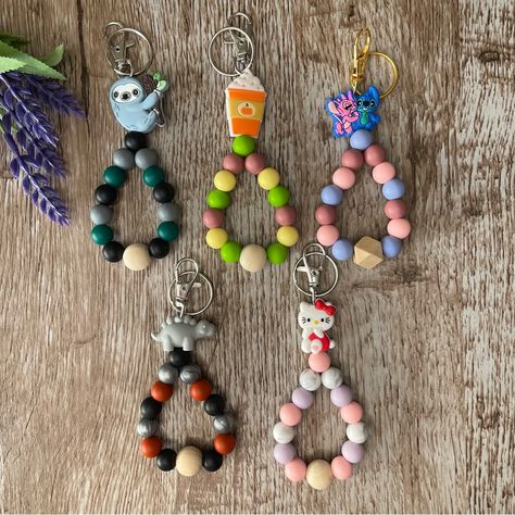 Handcrafted Artisan Brand New Beautiful Animal Fingerlet Keychains For Carrying Your Keys On Your Hand Makes A Great Keychain For Keys & Purse Makes A Thoughtful Gift Customization Prices $1 Extra Per Pen $2 Extra Per Bookmark/Wristlet/Keychain To Find All Of My Beaded Products In One Place, Click The Tag Below #Melissasxcloset ***Small Beads Can Cause A Choking Hazard To Kids*** Teacher Silicone Bead Keychain, Large Bead Crafts, Silicone Beaded Lanyards, Silicone Bead Lanyard Ideas, Silicone Keychain Bracelet, Homemade Keychains, Beaded Keychains Patterns, Beaded Keychain Bracelet, Silicon Beads